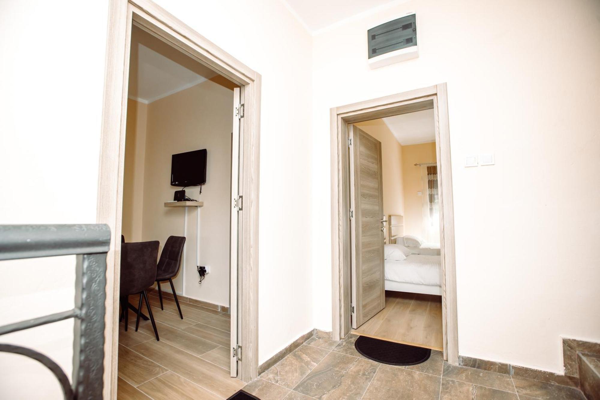 Apartmani Bulevar Cetinje Luaran gambar