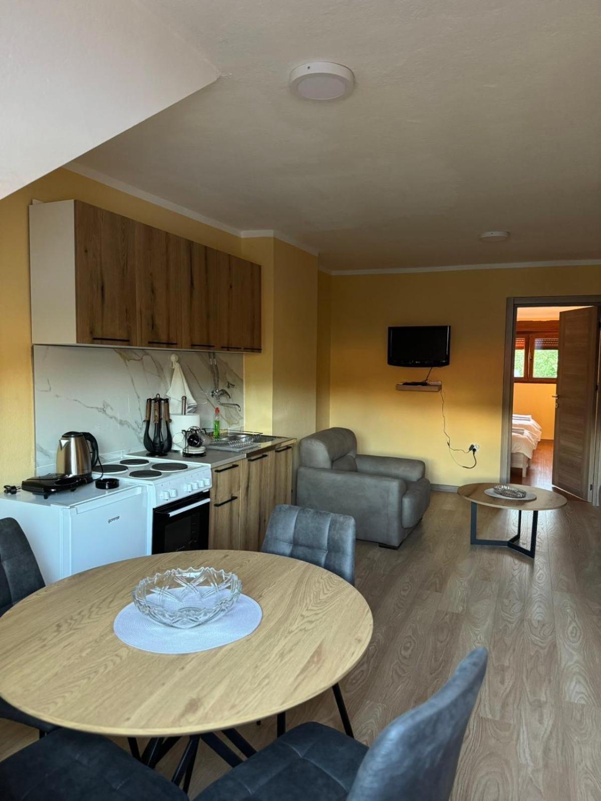Apartmani Bulevar Cetinje Luaran gambar